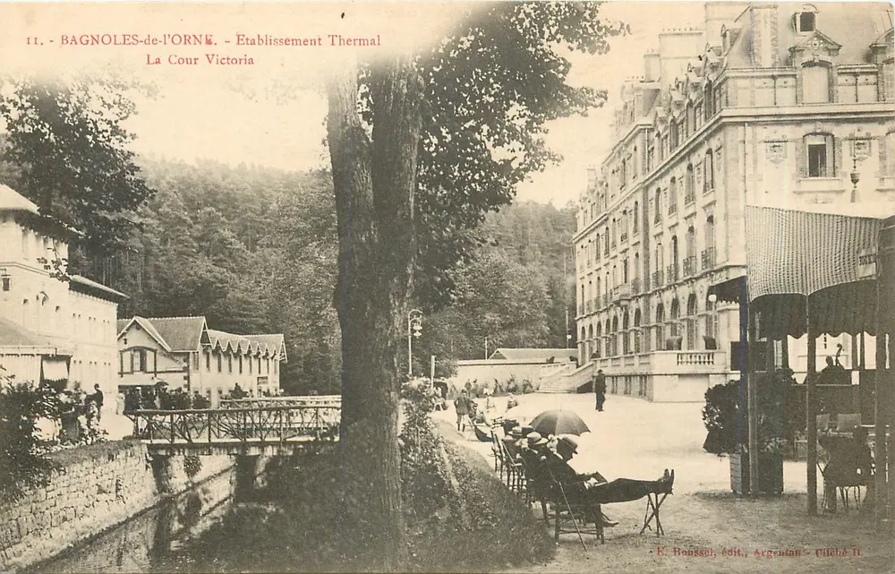 Bagnoles-de-l'Orne — Thermalbad La Cour Victoria — E. Roussoi, Verleger Argentan — Cliché II - Vorderseite