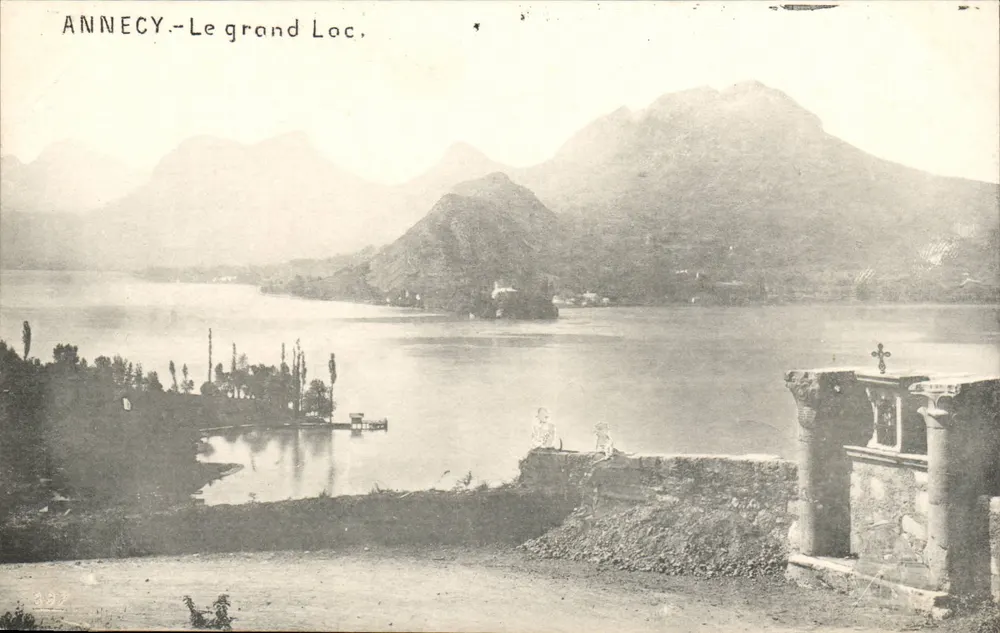ANNECY—O grande Lago — vista do lago com montanhas e estrutura em pedra - Frente