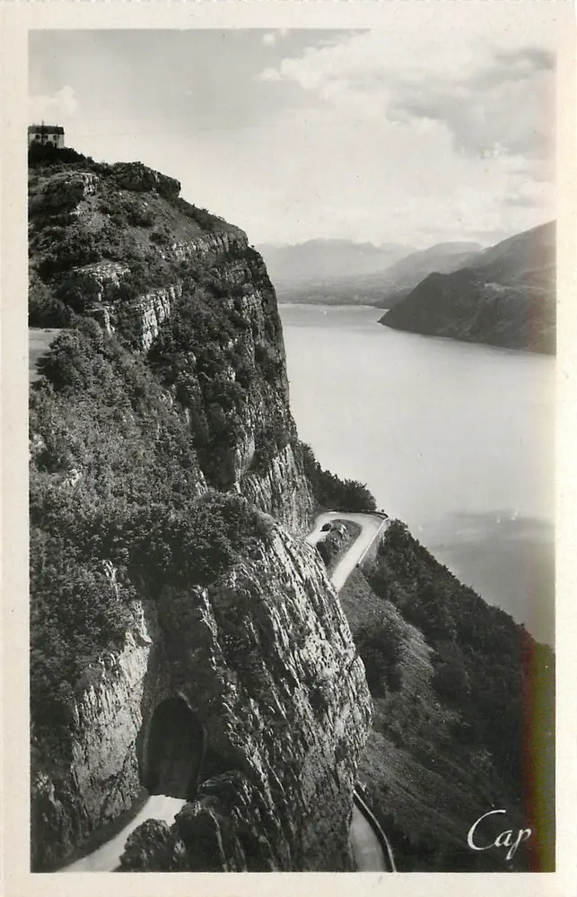 La route de la Chambotte et le lac du Bourget — Aix-les-Bains — C.A.P. - FAITS - Recto