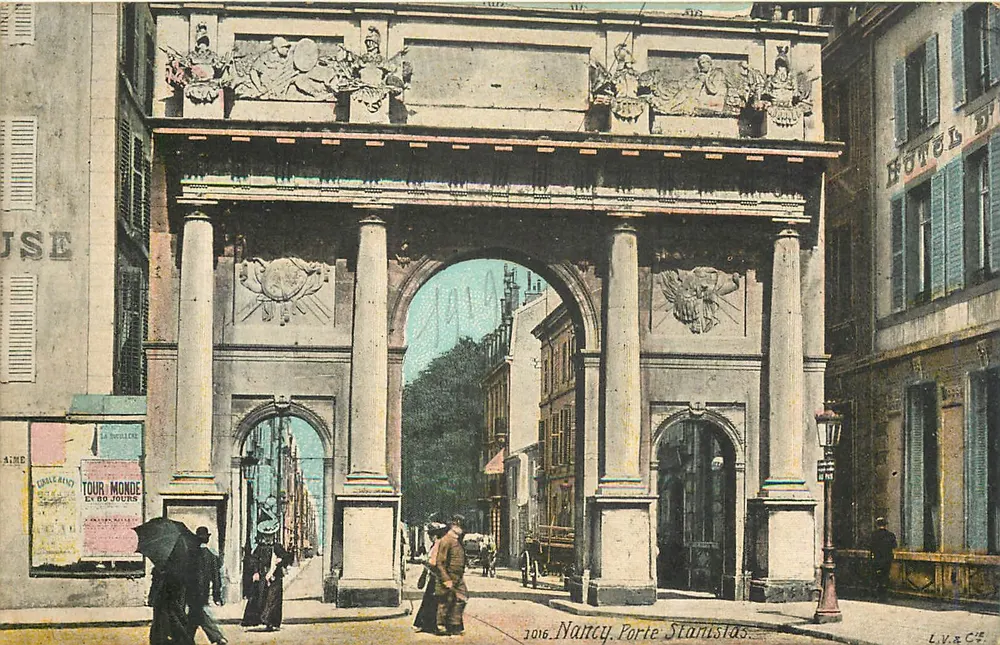 Nancy, Porta Stanislas — vista da arco monumental com pedestres — editor L.V. & Cie, n° 2016 - Frente