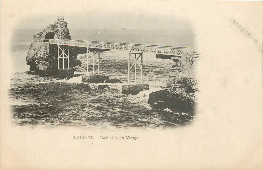 Biarritz - Rocher de la Vierge — vista do ponte metálica sobre os rochedos - Frente