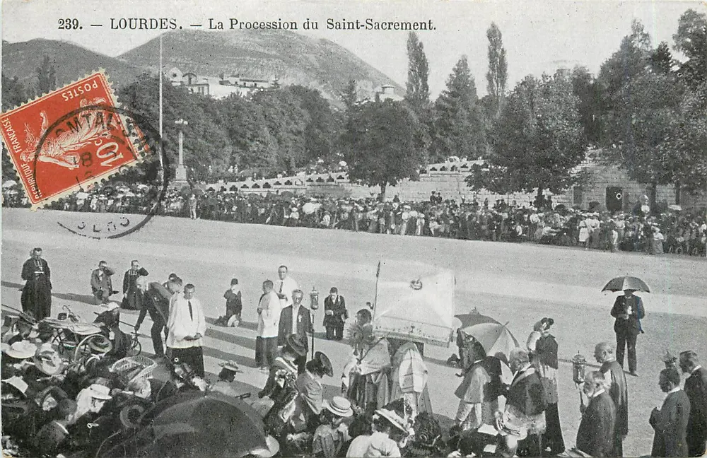 LOURDES — Processão do Santo Sacramento — Editor: Postes Françaises, n° 239 - Frente