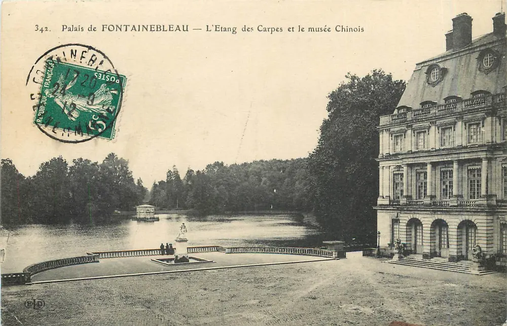 Schloss FONTAINEBLEAU — Der Karpfenteich und das chinesische Museum - Vorderseite