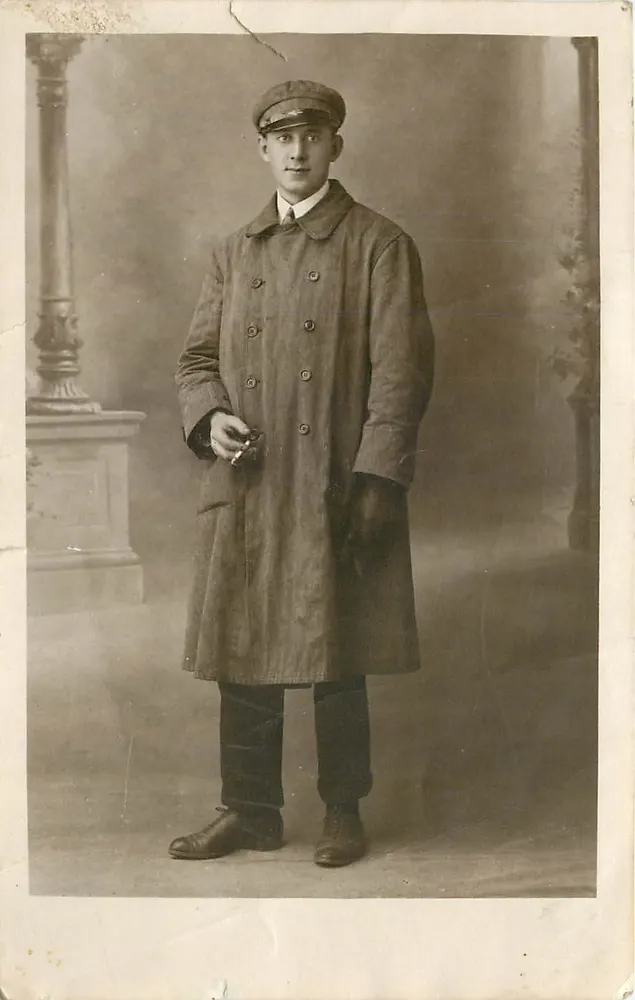 Portrait d'un jeune homme — studio — éditeur non visible - Front