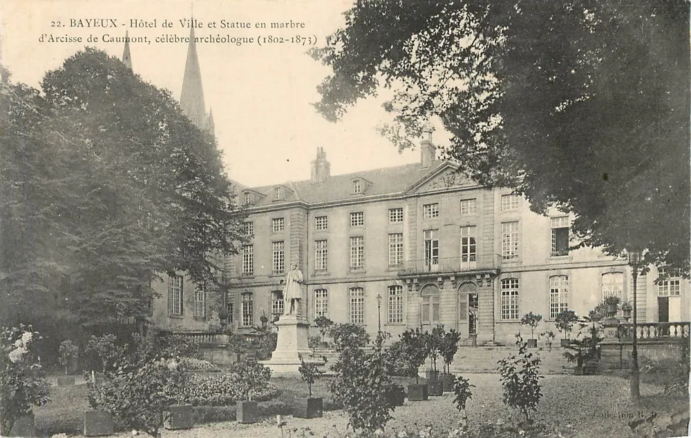 Bayeux - Hôtel de Ville et Statue en marbre d'Arcisse de Caumont, célèbre archéologue (1802-1873) - Recto
