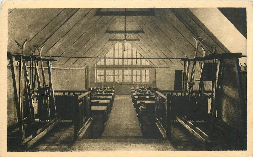 Interior de uma granja — equipamento agrícola — A Granja de Catherdielle - Frente