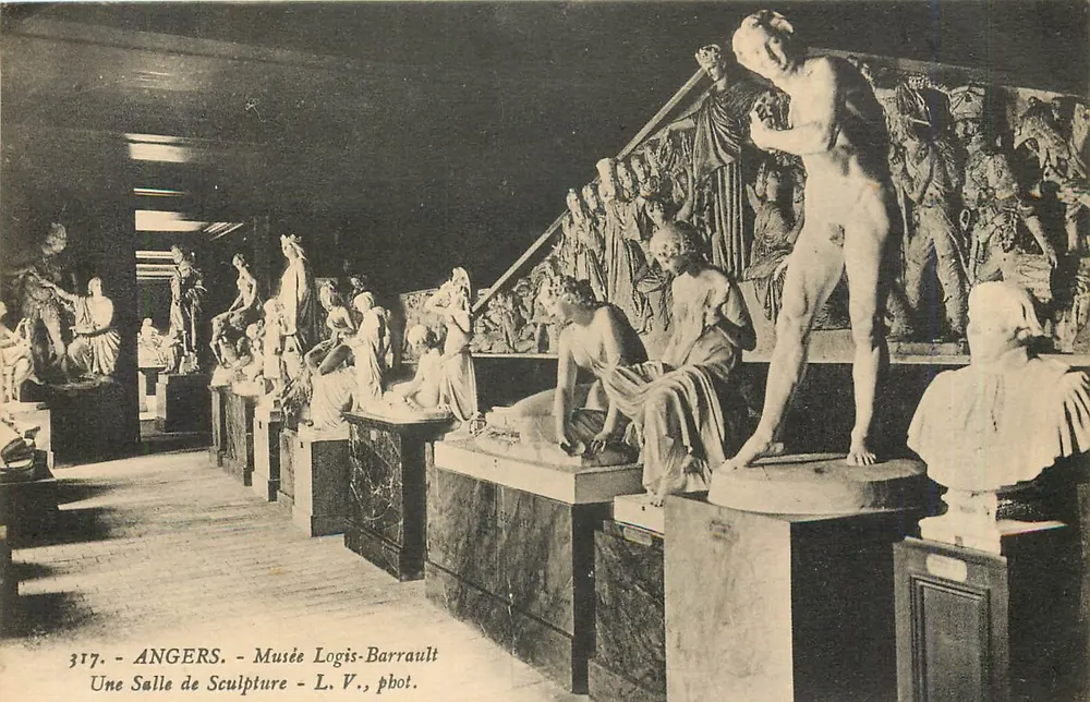 Angers - Musée Logis-Barrault - Une Salle de Sculpture - L. V., phot. - Recto