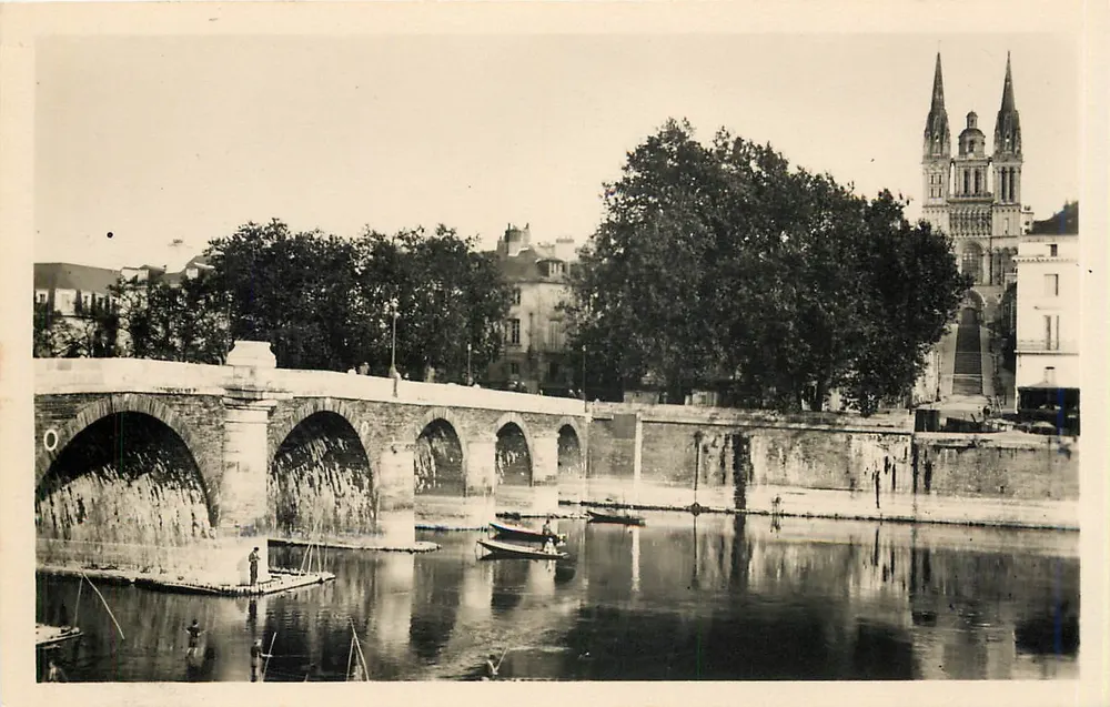 Angers - O Ponte do Centro em direção à Catedral — n° 335 - Frente