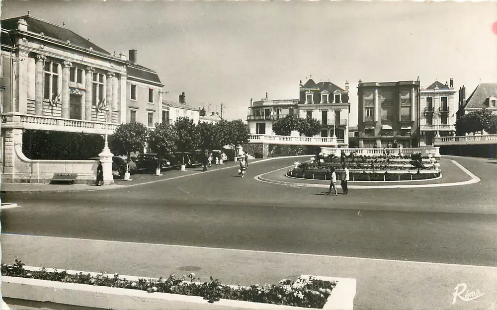 Les Sables-d'Olonne — Place du Palais de Justice — Éditions RÉMA - Frente