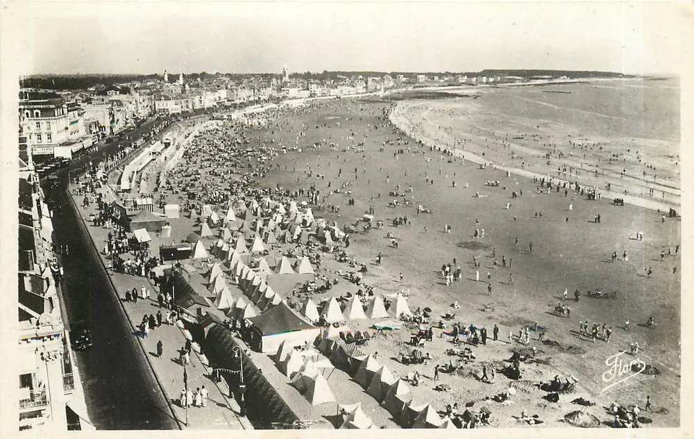 Les Sables-d'Olonne (Vendée) — Panoramablick auf den Strand und den Damm — Éditions artistiques FLORE - Vorderseite