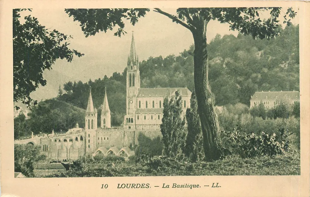 Lourdes — A Basílica — LL. - Frente