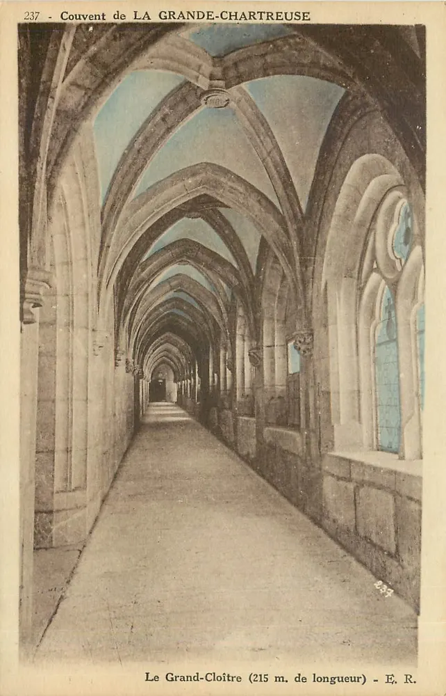 Convento de LA GRANDE-CHARTREUSE — O Grande Claustro (215 m. de comprimento) — É. R. - Frente