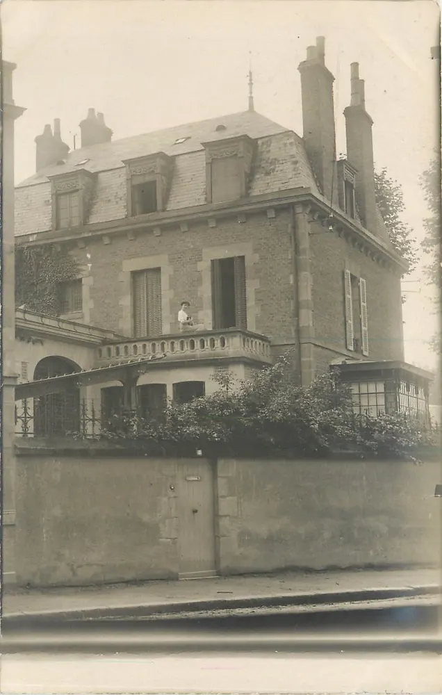 Villa no canto de uma rua — Paris — editor desconhecido, número de série não visível - Frente