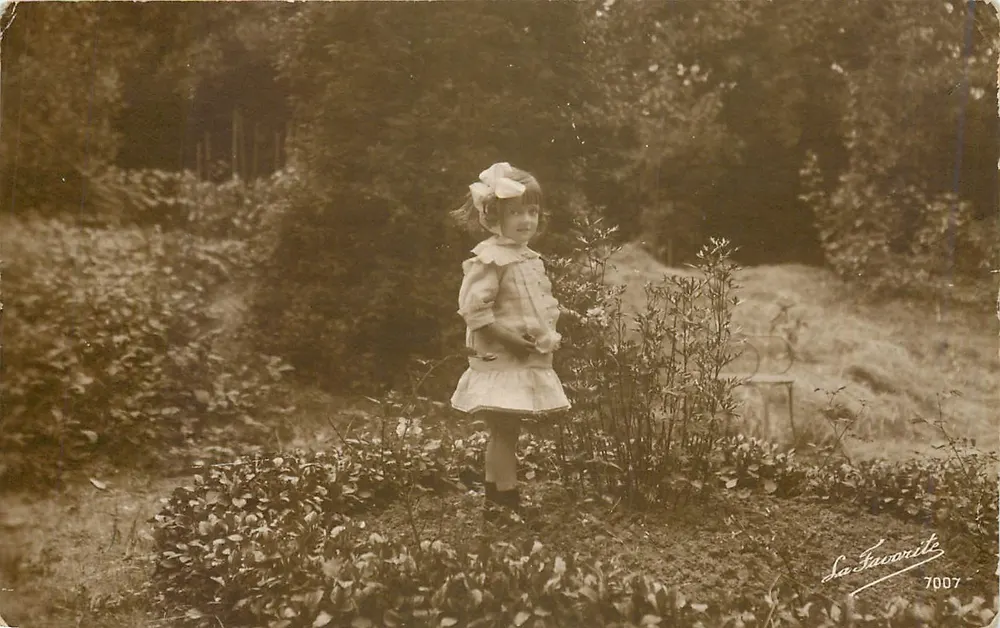Menina pequena em um jardim — La Favorite 7007 - Frente
