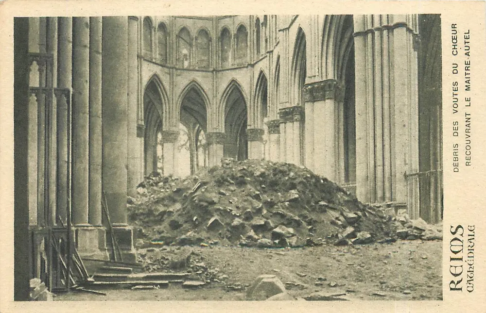 Trümmer der Gewölbe des Chors, die den Hauptaltar bedecken — Kathedrale Reîos - Vorderseite