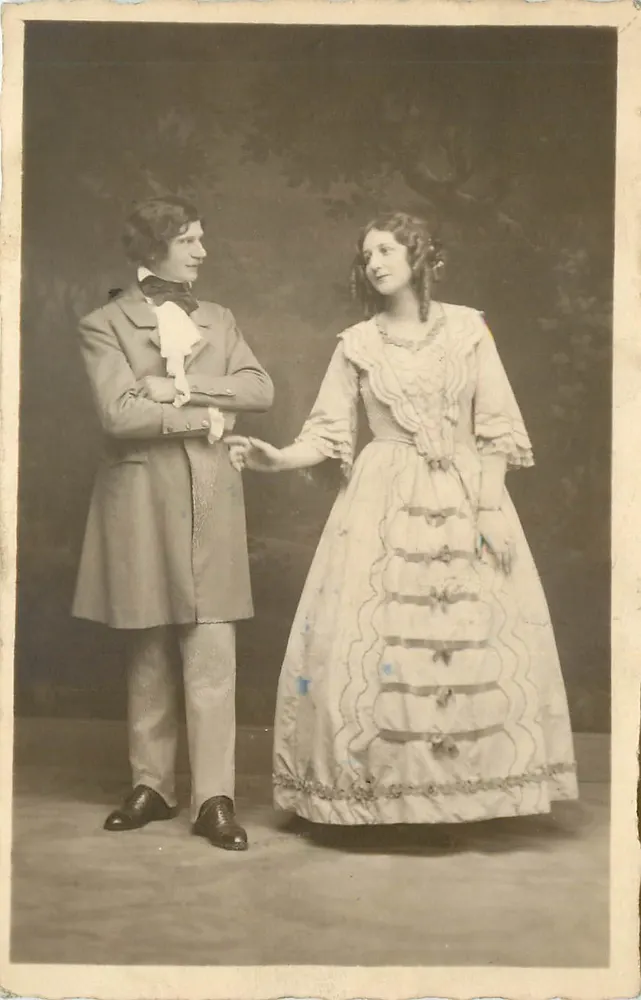 Casal em traje de baile — época 1880-1900 — Fotografia SARTONY, 45 rue Lafitte, Paris-Opéra - Frente