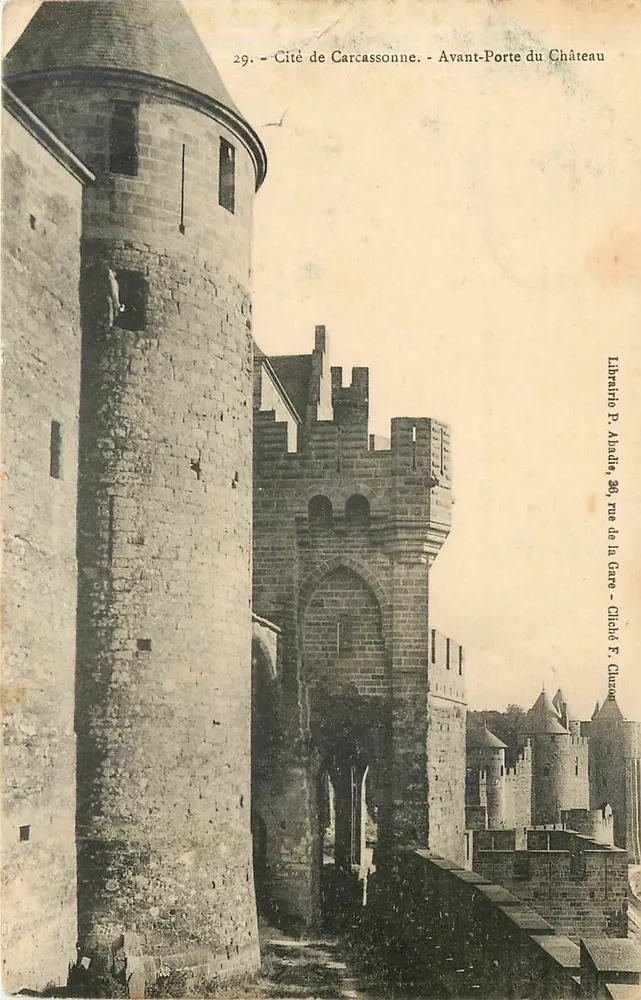 Cité de Carcassonne - Avant-Porte du Château — Librairie P. Albadin, 28, rue de la Gare - Château F. Chiazon - Recto