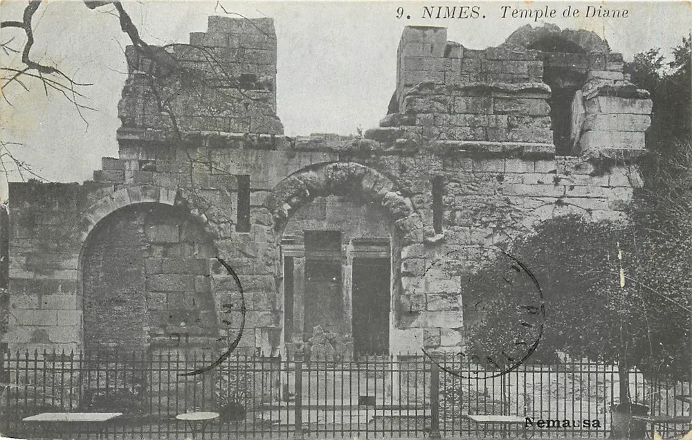 Nîmes. Templo de Diana — Nemausa — N°9 - Frente