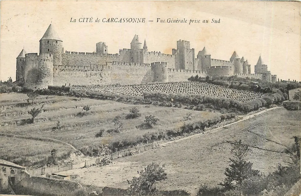 La CITÉ de CARCASSONNE — Vue Générale prise au Sud - Recto