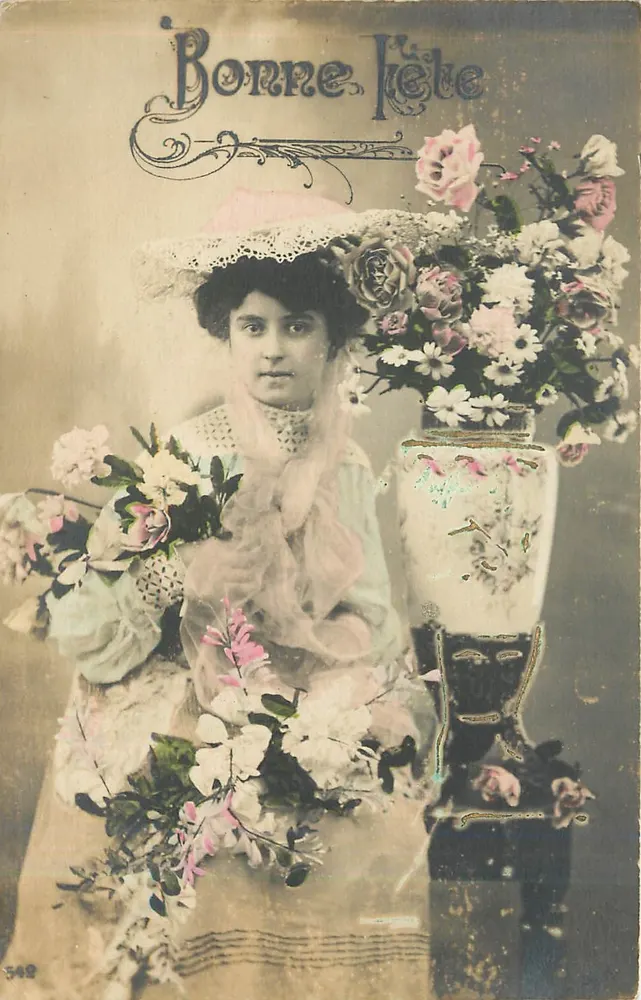 Femme en robe et chapeau à fleurs — Bonne fête — Carte postale de la maison Roseale - Recto