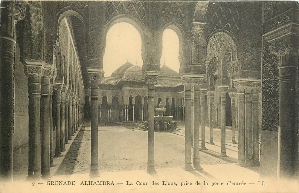 Grenade. Alhambra — Ansicht der Cour des Lions, Eingangsblick — I.L. - Vorderseite