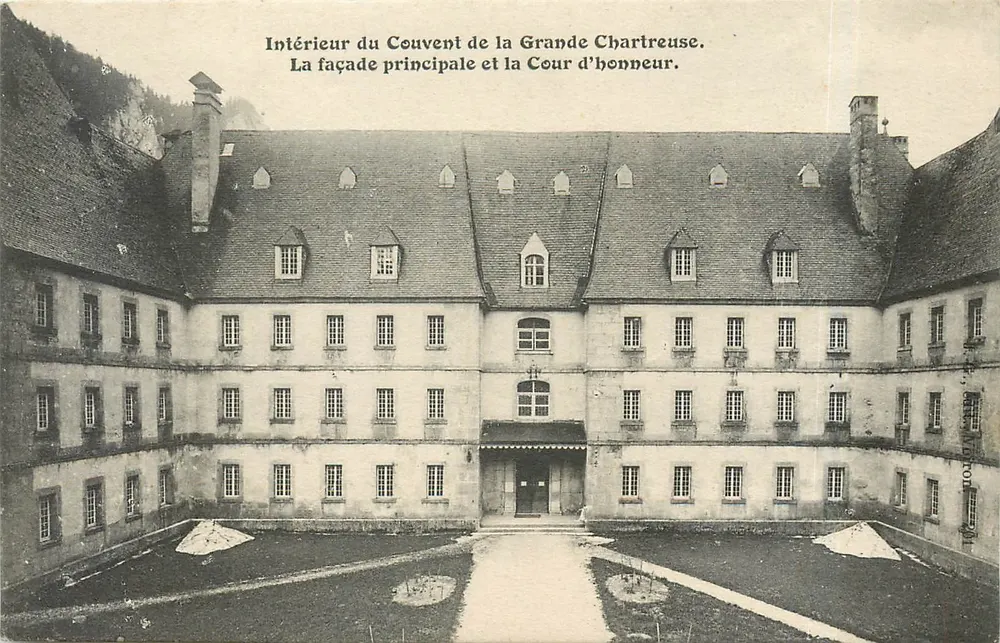 Innenraum des Klosters der Grande Chartreuse — Das Hauptportal und der Ehrenhof — Verleger nicht sichtbar - Vorderseite