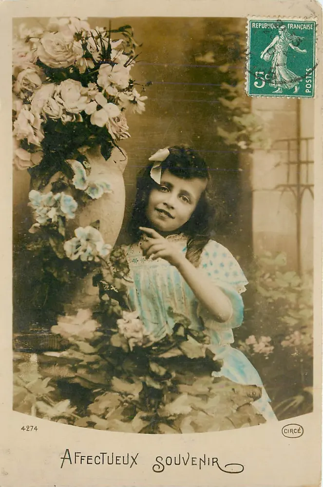 Menina em vestido azul ao lado de um grande vaso de flores — Lembrança Afetiva — CIRCE n°4274 - Frente