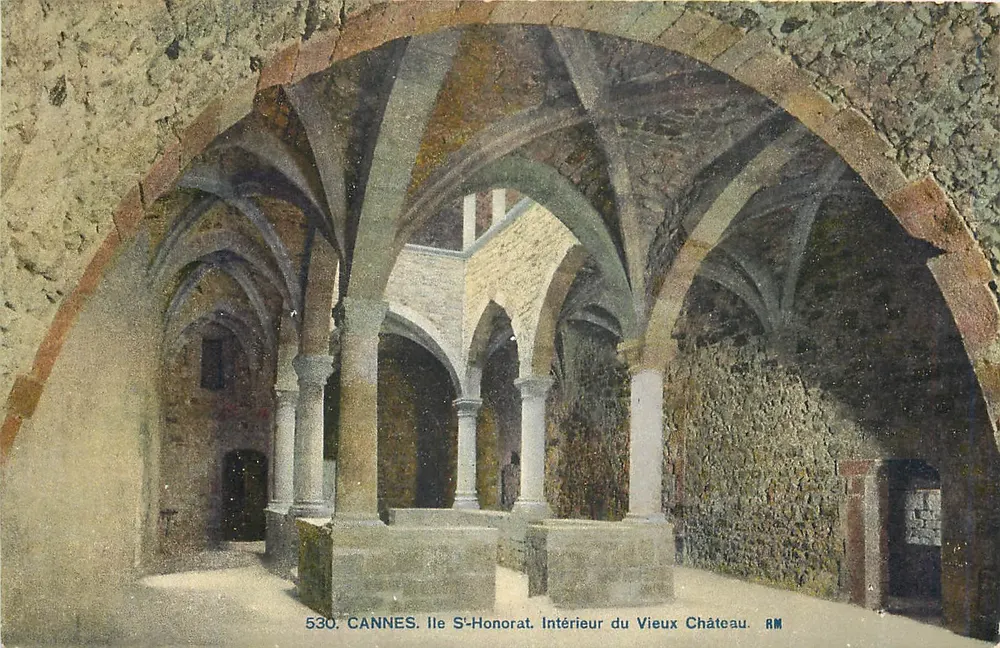 Cannes. Île Saint-Honorat. Intérieur du Vieux Château — Éditions d'Art Rostas et Munier, Nice - Recto