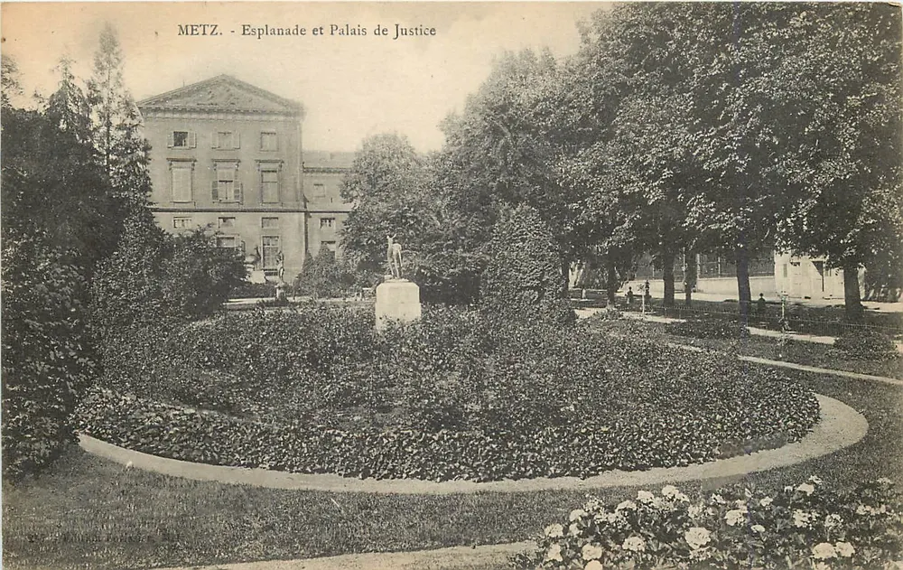 Metz - Esplanada e Palácio de Justiça — vista do jardim com estátua - Frente