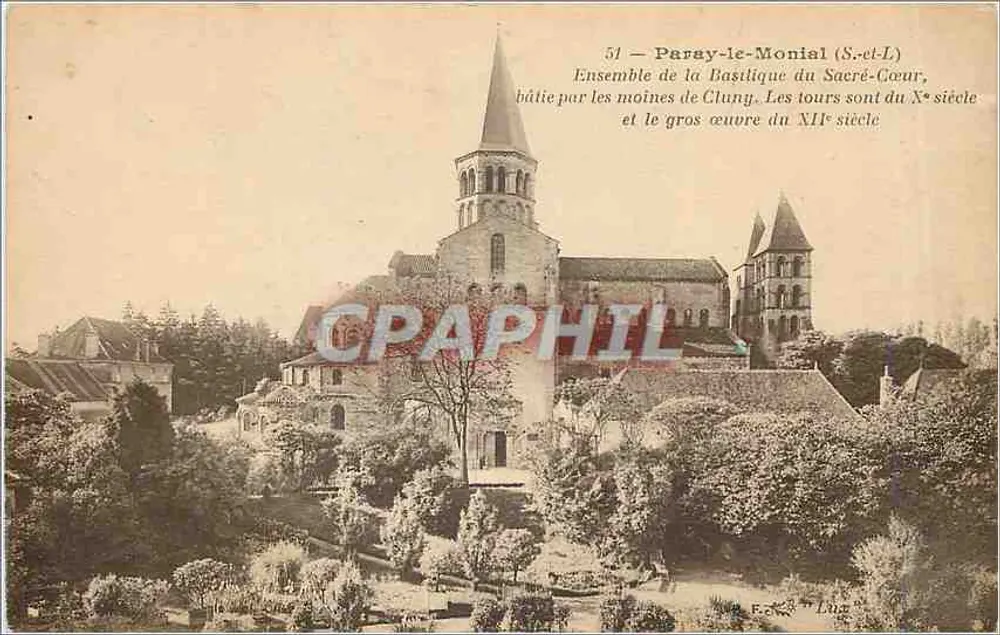 Paray-le-Monial (S.-et-L.) — Ensemble der Basilika des Heiligen Herzens, errichtet von den Mönchen von Cluny. Die Türme stammen aus dem 12. Jahrhundert. - Vorderseite