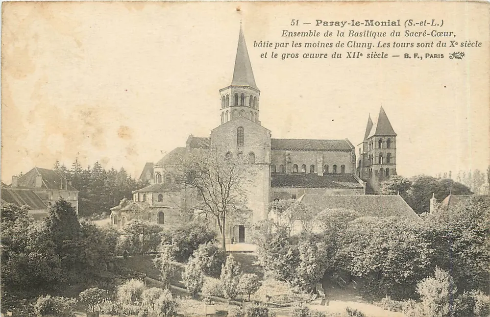 Paray-le-Monial (S.-et-L.) — Ensemble der Basilika des Heiligen Herzens, errichtet von den Mönchen von Cluny. Die Türme stammen aus dem 12. Jahrhundert — B. F., PARIS - Vorderseite