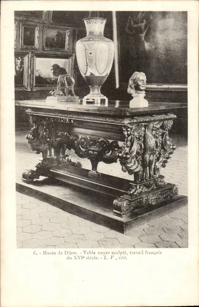 Musée de Dijon — Table en noyer sculpté du XVIe siècle — L. V. édit. - Recto