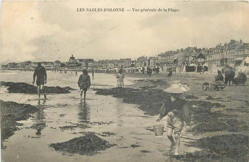 LES SABLES-D'OLONNE — Vista geral da Praia. — Edição Bellanger, Sables d'Olonne. - Frente