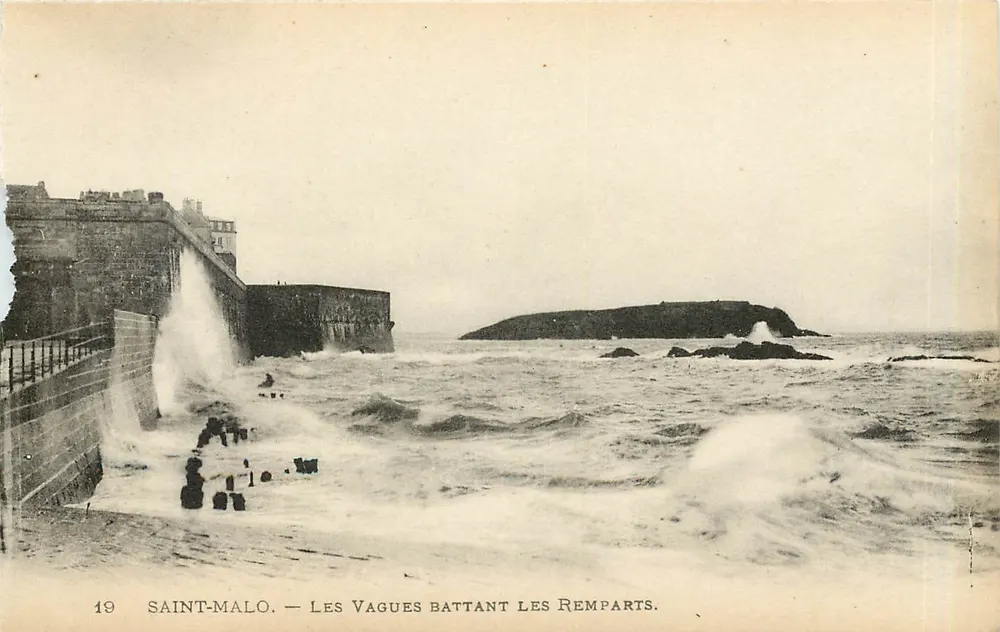 Saint-Malo — Les Vagues battant les Remparts. — Éditeur : Levý Fils et Cie, Paris. N° 19 - Recto