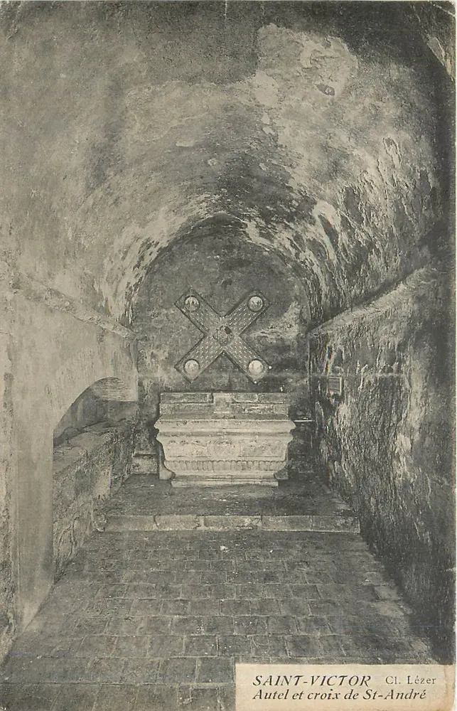 Saint-Victor — Altar e cruz de São André — Cl. Lézer - Frente