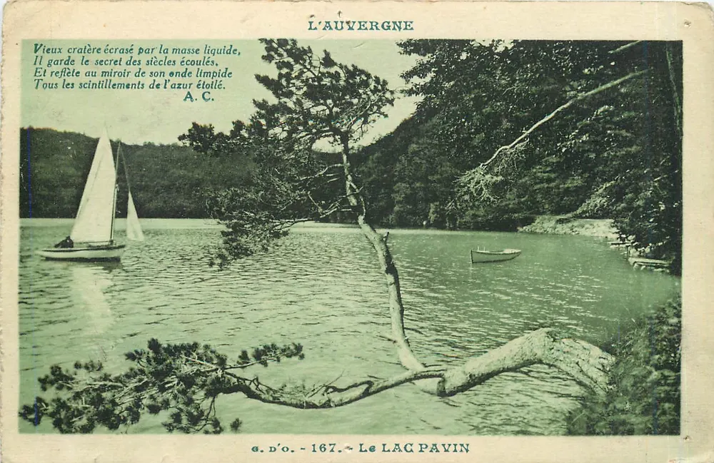 Le Lac Pavin — vue du lac avec voile et bateau, éditeur J. Gouttefanges, n° 167 - Frente
