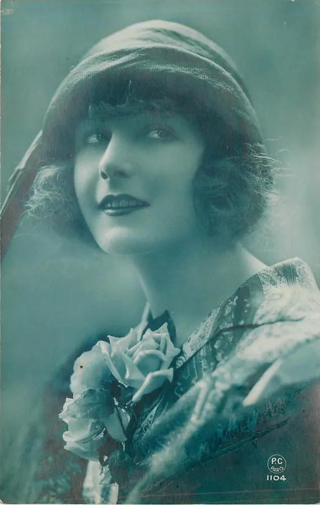 Jovem mulher com chapéu — retrato — PC Paris 1104 - Frente