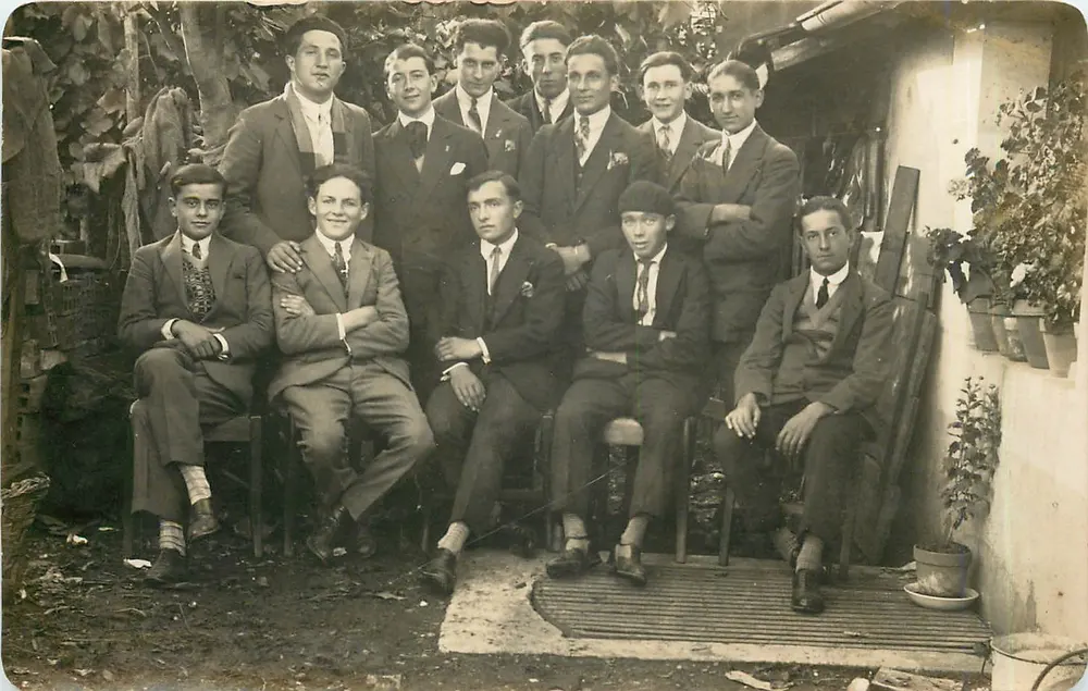Grupo de homens em traje — 1929 — Correspondência - Frente