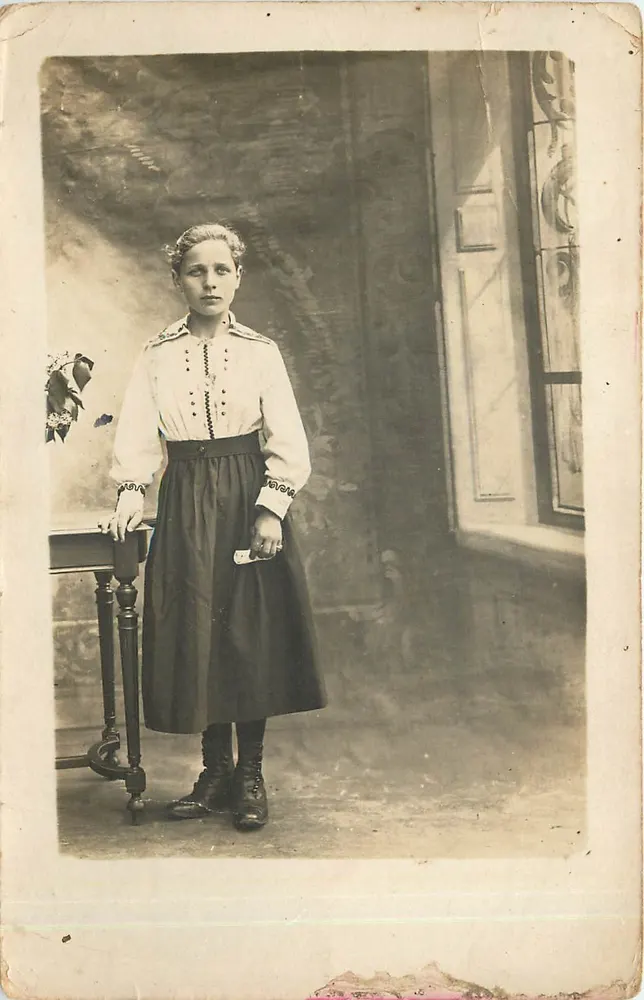 Meisje in traditionele kleding — fotostudio — uitgever niet geïdentificeerd - Voorkant