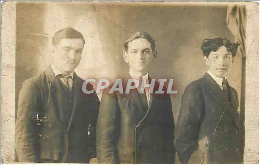 Tre uomini in abito — studio fotografico — senza editore né numero visibile - Recto