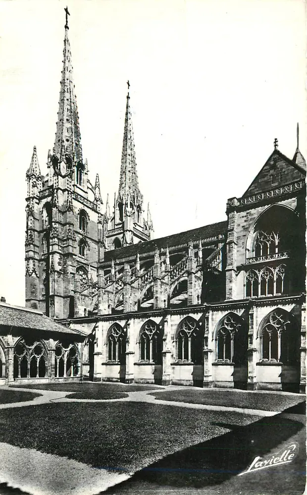 Bayonne — Cathédrale vue de l'intérieur du Cloître XIVe siècle — L. Lavielle, P 701 - Recto