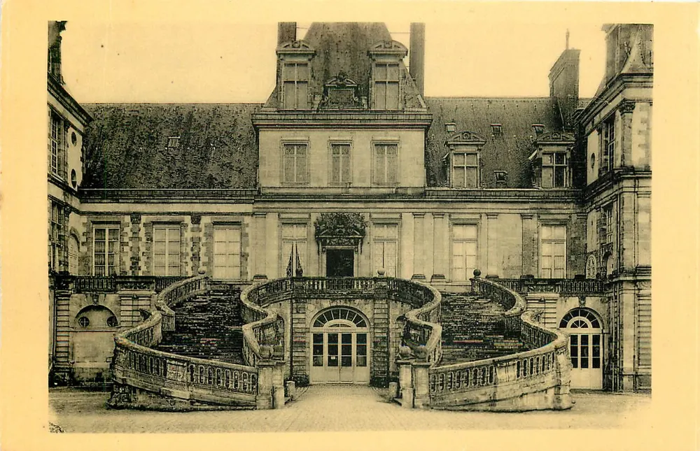 Château de Fontainebleau — Escalier en fer à cheval — Édition des Musées Nationaux - Recto