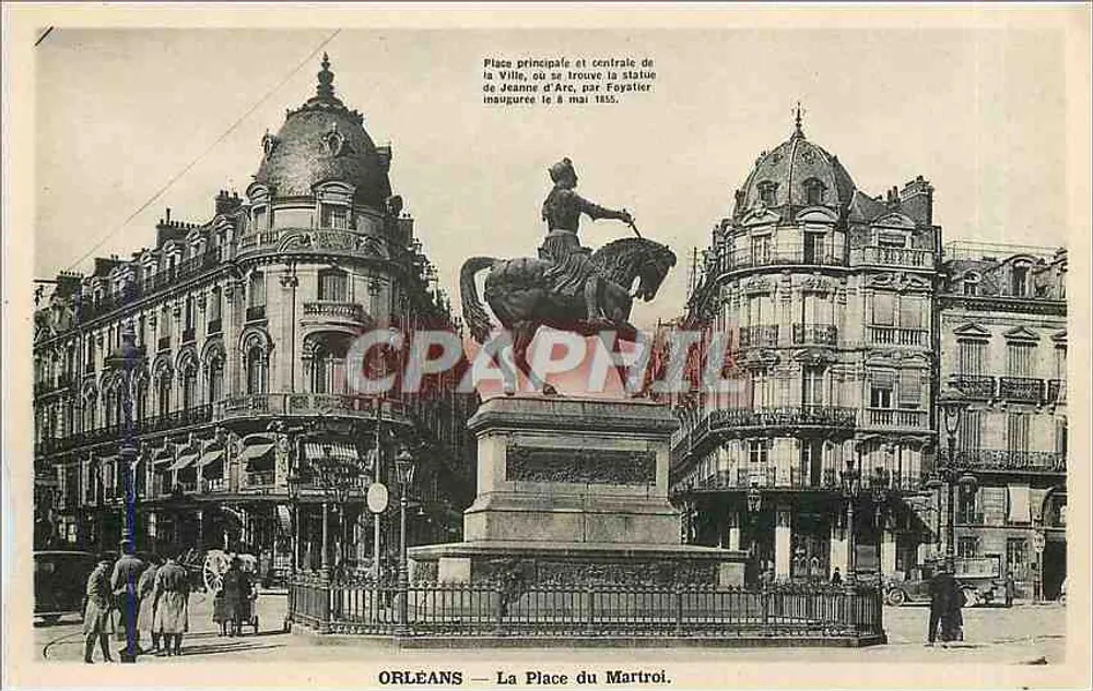Orléans — A Place du Martroi. Estátua de Joana d'Arc por Foyatier, inaugurada em 8 de maio de 1886. - Frente