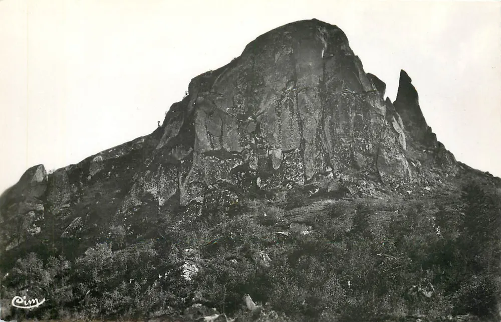 O Capucino (P.-de-D.) — 1465 m — editor CIM - Frente