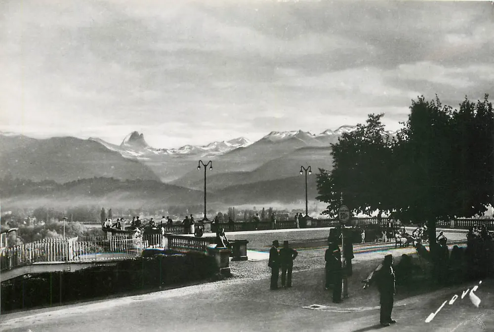La Terrasse, la Chaîne des Pyrénées et le Pic du Midi d'Ossau — Editions JOVÉ, Pau (B.P.) - Recto