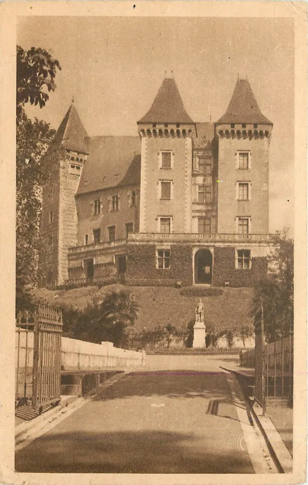 Pau (Basses-Pyrénées) — Le Château (vue de la Basse-Plante) — Édition M. Deloye, n° 614 - Recto