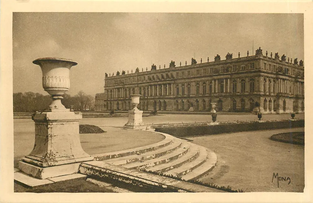 Schloss Versailles — zentrale Teil der Fassade und die Parterres du Midi — Verlag MONA, Nr. 352 - Vorderseite