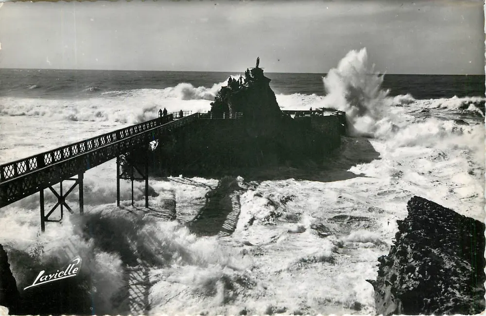 Vagas de equinócio no Rocher de la Vierge — Biarritz — L. Larielle, série 779 - Frente