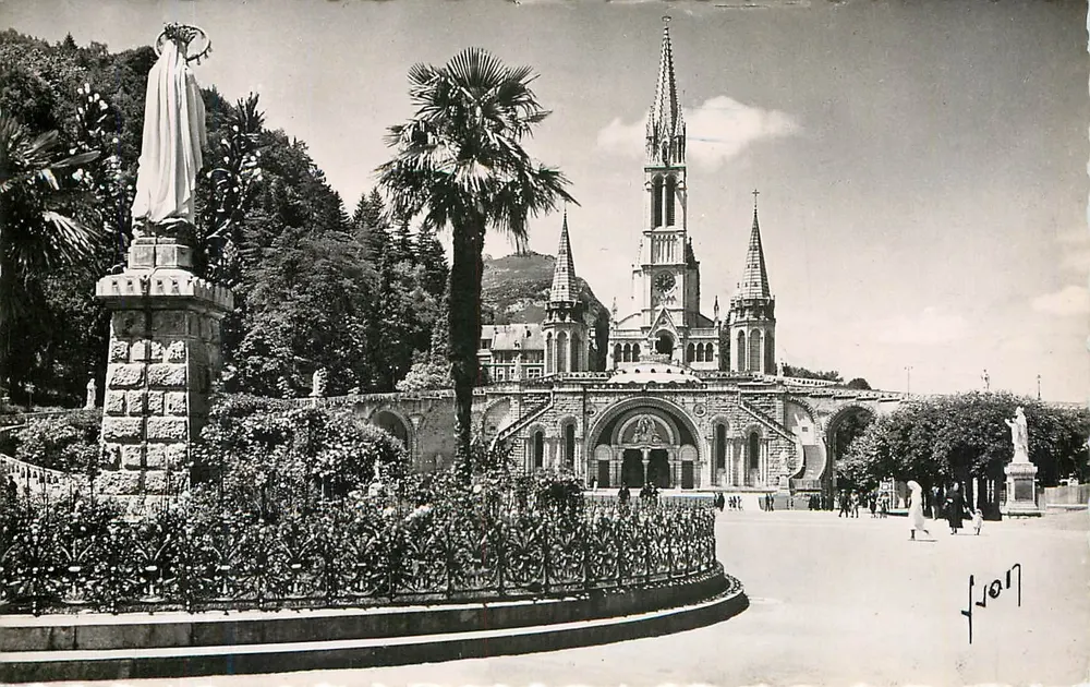 Lourdes — Basilique et la Vierge de l'Esplanade — Éditions d'Art 927 - Recto