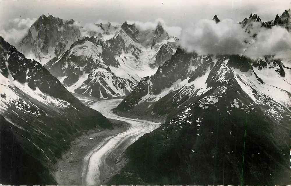 La Mer de Glace — Massif des Grandes Jorasses, en face Aiguilles et dent de Rochefort et l'aiguille du Géant, dans les Nuages, les Charmoz et Blaïtière — G. ROYER-MIGNOD, Alpes-Thermes - Recto